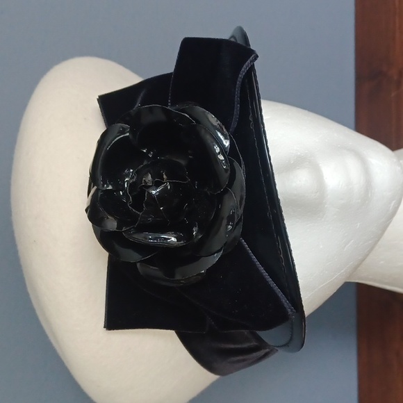 Eric Javits Cream Wool Beret with Black Velvet Flower Trim - Picture 8 of 15